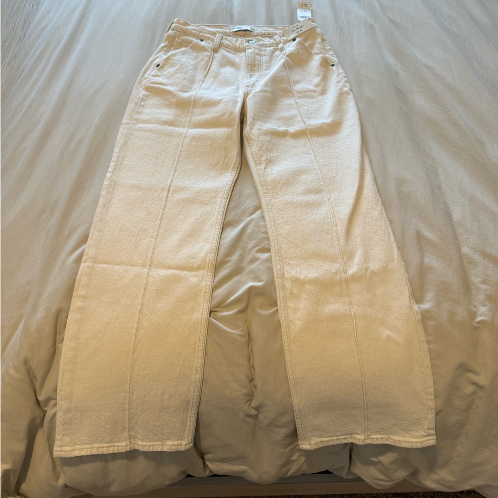 A&F Mid Rise Baggy Jean in cream